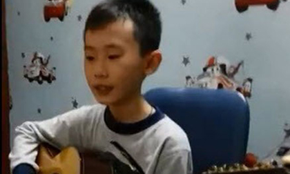 Bé trai đàn hát 'Chắc ai đó sẽ về' gây kinh ngạc