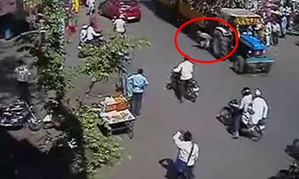 Thần kỳ: Cụ ông ngoài 70 'lồm cồm' bò ra sau khi bị cuốn vào gầm xe tải