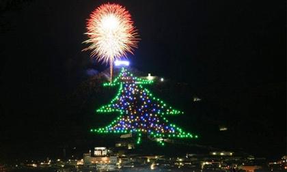 Choáng ngợp cây thông Noel nhân tạo cao bằng ngọn núi