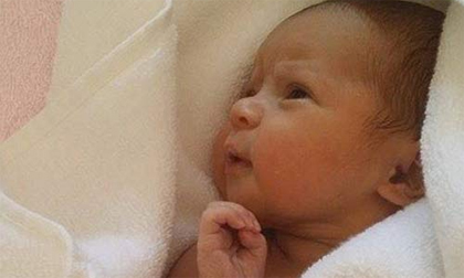 Bé sơ sinh tử vong vì bị người đến thăm hôn