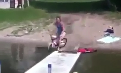 Gặp hạn khi phi xe qua cầu 