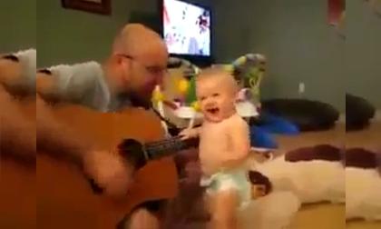 Bé 'quẩy' tưng bừng khi cha chơi nhạc rock