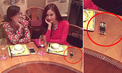 Phương Trinh khoe khéo điện thoại Vertu khi đi ăn với mẹ