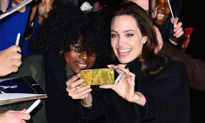 Angelina Jolie tự tay cầm điện thoại chụp hình thân mật cùng fans