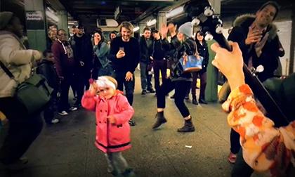 Bé gái nhảy múa đáng yêu ở bến tàu điện ngầm