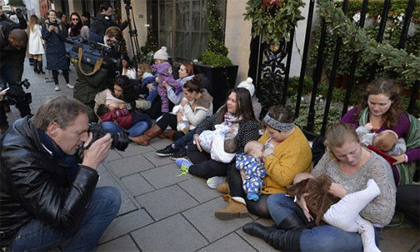 Biểu tình bằng cách... tập trung cho con bú ngoài đường