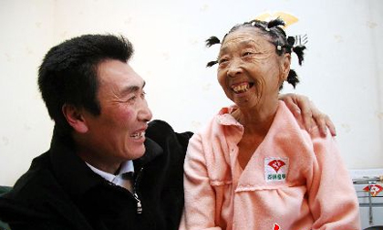 Chuyện tình đẹp của chàng trai 26 tuổi bên người vợ gần 60 tuổi