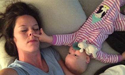 Chiêu đánh thức mẹ của bé gái 8 tháng tuổi