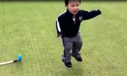 Chết cười với anh chàng golf thủ 'nhí' ăn vạ