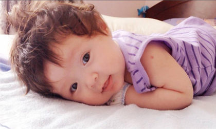 Con gái Elly Trần ăn uống cực dễ thương