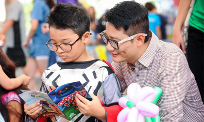 Tê giác 'săm soi' truyện tranh tại lễ hội Comic Con nhí