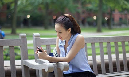 Ngắm Đinh Ngọc Diệp trẻ trung như nữ sinh