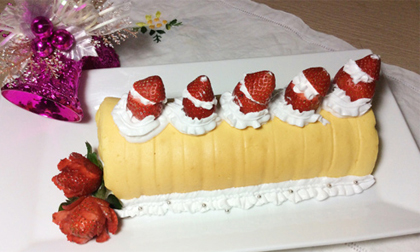 Noel thử làm bánh gato cuộn dâu tây