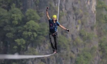 Phá kỷ lục thế giới với thách thức đi trên dây ở độ cao 375m