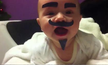 Bé hóa trang mặt nạ Guy Fawkes cực đáng yêu