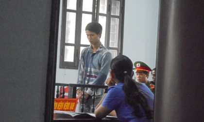 Thiếu niên 16 cưỡng bức bà vé số