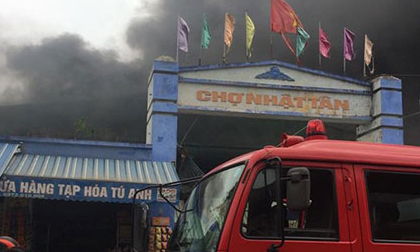Chợ Nhật Tân cháy giữa trưa, cột khói cao cả trăm mét