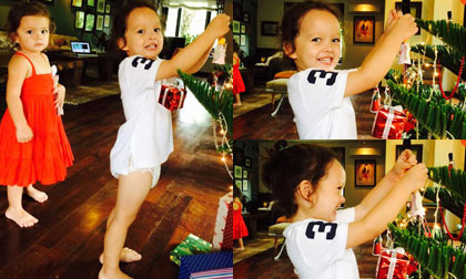 Hai con nhà Hồng Nhung rộn ràng trang trí cây thông Noel