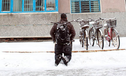 Nam thanh niên quỳ gối, bật khóc cầu xin bạn gái tha lỗi