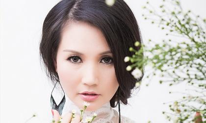 Sonya Sương Đặng khoe nét xuân thì bên hoa đồng nội