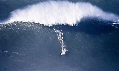 Lướt ván trên những con sóng lớn nhất nhất thế giới