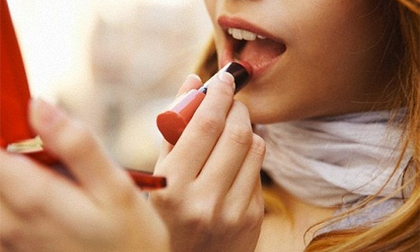 Mẹ bầu trang điểm sinh con kém thông minh