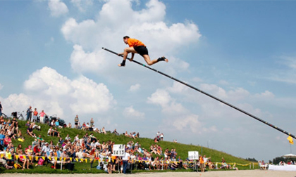 Pha nhảy sào qua sông độc đáo ở Hà Lan