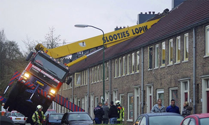 Sập nhà vì thuê cần cẩu cầu hôn bạn gái