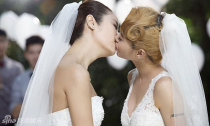 'Ngỡ ngàng' trước nụ hôn đồng tính của Lâm Tâm Như