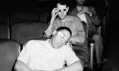 Khán giả Mỹ làm gì ở rạp chiếu phim những năm 1940?