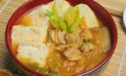 Canh kim chi nấu ngao đậu nóng hổi