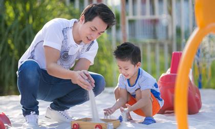 Loạt khoảnh khắc chơi đùa cực yêu của bố con Đăng Khôi