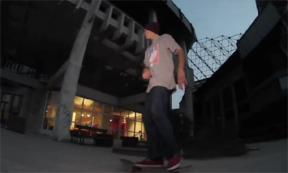 Màn lướt ván táo bạo của chàng trai