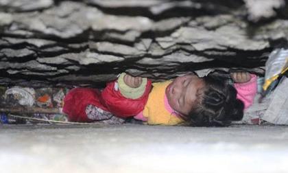 Giải cứu cô bé 4 tuổi kẹt giữa 2 bức tường rộng 20cm