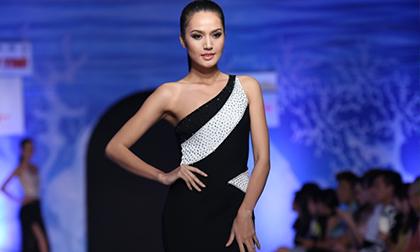 'Gái một con' Quanh Đi khoe dáng quyến rũ cùng đầm dạ hội