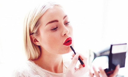 Biến đổi phong cách từ công sở sang tiệc tùng chỉ trong nháy mắt