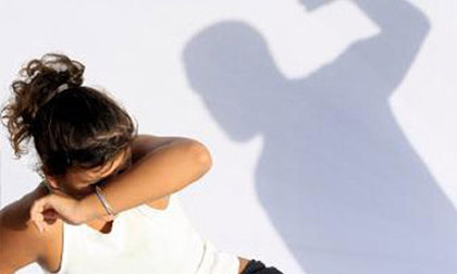 Bố mẹ đánh nhau, con trẻ ám ảnh cả đời