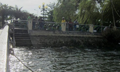 Tá hỏa phát hiện xác người nổi trên sông Sài Gòn