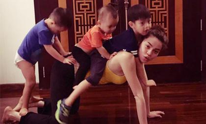 Hồ Ngọc Hà thích thú khi làm ngựa cho các con