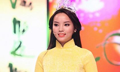 Hoa hậu Kỳ Duyên diện áo dài, đội vương miện đi quay hình