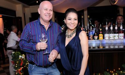 Thu Minh 'bế' bụng bầu dự tiệc cùng chồng đại gia