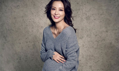 Son Tae Young khoe bụng bầu gợi cảm 