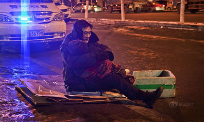 Ông lão ngồi ôm xác vợ suốt 2 tiếng dưới cái lạnh -24 độ C