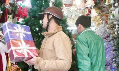 Tấp nập mua sắm đồ trang trí Noel