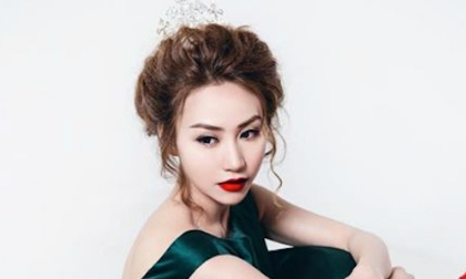 Ngân Khánh làm công chúa kiêu sa giữa mùa Noel