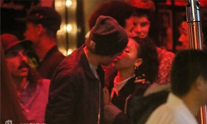 Robert Pattinson bị 'chộp' ảnh hôn bạn gái thắm thiết