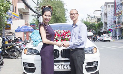 Hoa hậu Bùi Thị Hà lại tậu xế sang làm quà sinh nhật em trai