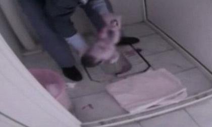 Quá hoảng sợ, bà mẹ tuổi teen sinh con rồi bỏ lại trong toilet
