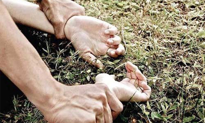 Thiếu nữ ra biển tự tử bị 2 ngư dân thay nhau cưỡng bức