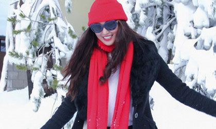 Khánh My rạng rỡ dưới tuyết đón Giáng sinh